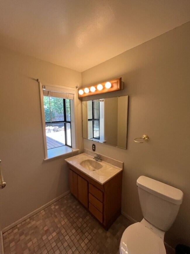 Foto del edificio - 634 Stanford Dr