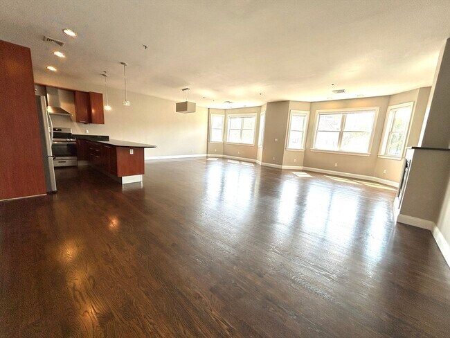 Building Photo - 323 Boylston St