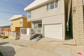 Building Photo - 225 Rosecrans Ave