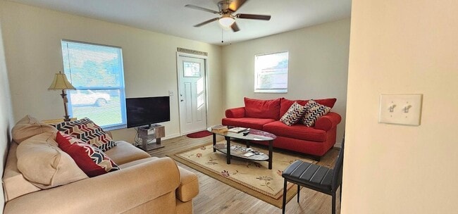 Foto del edificio - 323 Seminole Ct