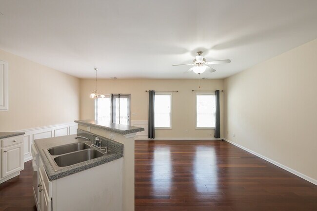 Foto del edificio - "Charming 2-Bed Oasis with Elegant Hardwoo...