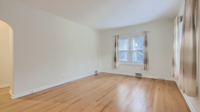 Building Photo - 626 N Hough St