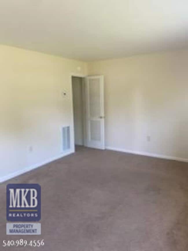Building Photo - 526 Albemarle Ave SE