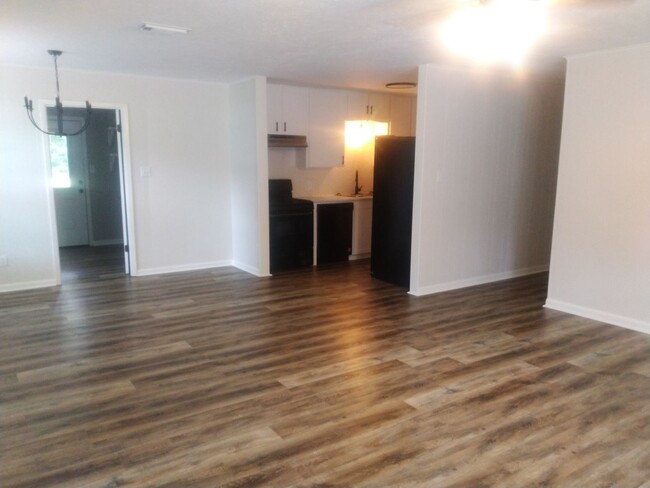 Building Photo - 214 Pine Tree Ln
