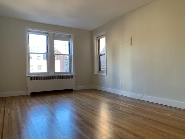 Building Photo - 364 E 18th St