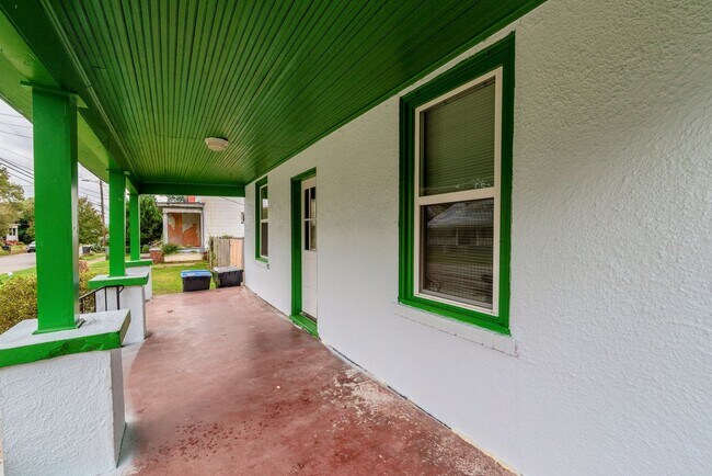 Building Photo - $1,175 - Updated 2 Bed/2 Bath home for lea...