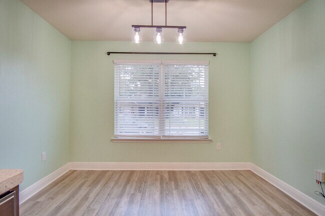 Foto del edificio - Spacious Cottage-Style Home Near UWF, Navy Federal & West Florida Hospital with Private HUGE Upst...