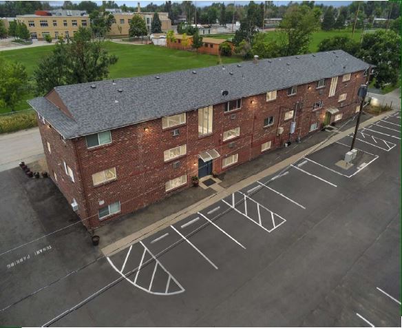 Parte trasera del edificio - Aparcamiento fuera de la calle - 12th and Wads Residences