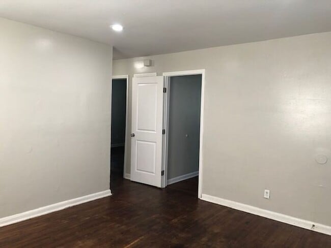 Building Photo - 2 Bedroom 1 Bath Home - Recently updated a...