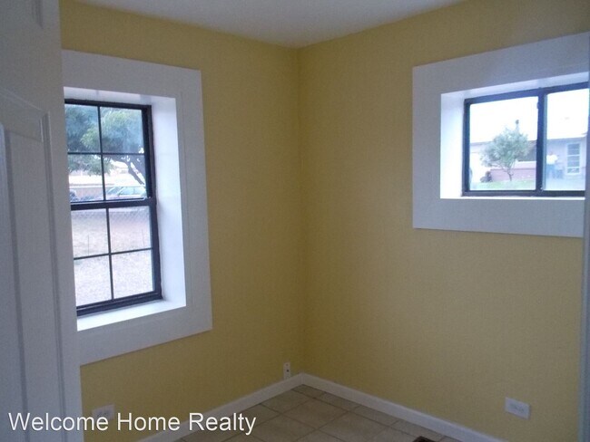 Building Photo - 3 br, 1 bath House - 8 Malpais Ave