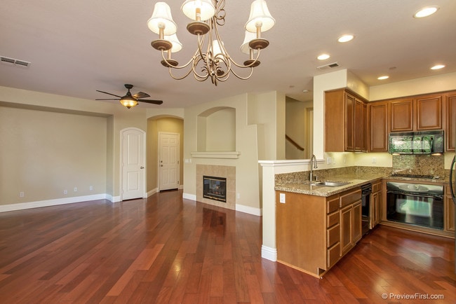 Building Photo - 990 Pearleaf Ct