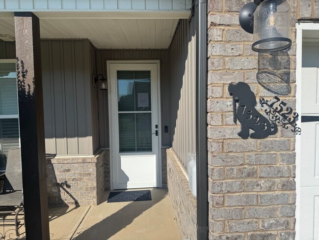 Building Photo - Your Modern Downtown Retreat: Newly Remodeled Charm