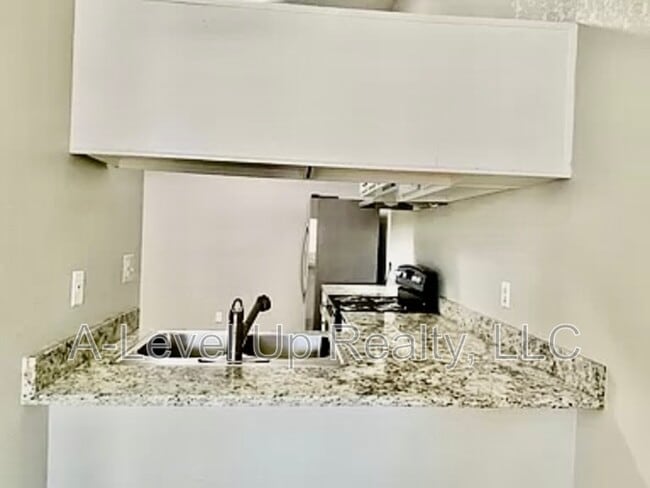 Building Photo - 401 E Thoroughbred St