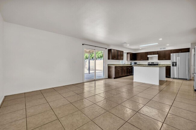 Foto del edificio - 5 Bed, 3 Bath, Pebble Tec Pool, Granite Counters Huge Kitchen Island