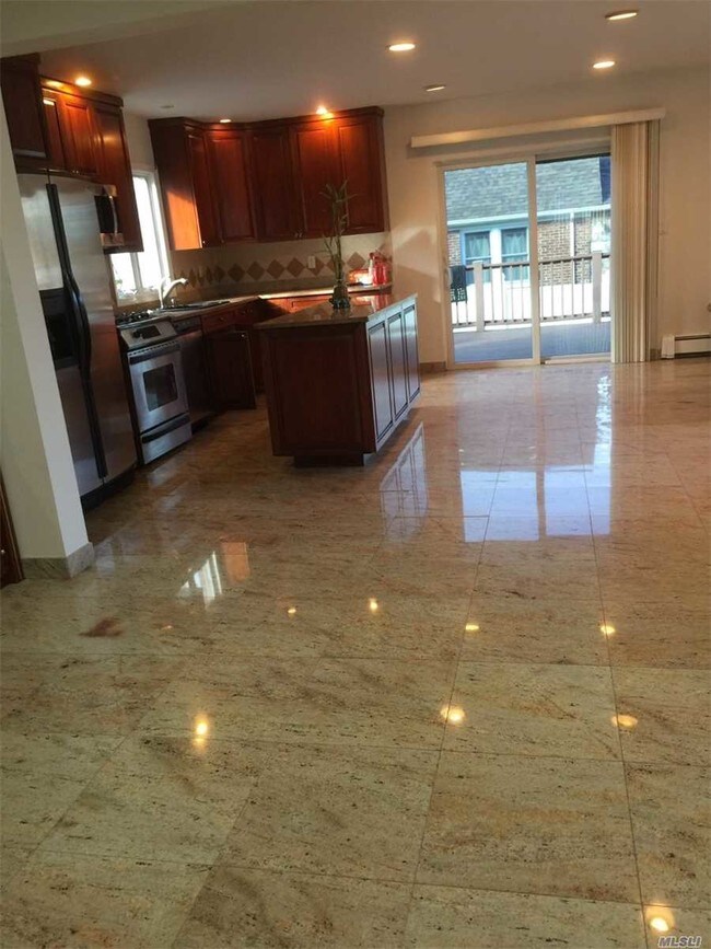 Foto del edificio - 221-19-221-43 43rd Ave