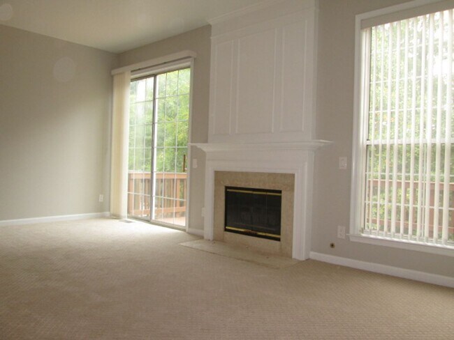 Building Photo - Light Filled 3 Bedroom 3.5 Bath 1 Car Gara...