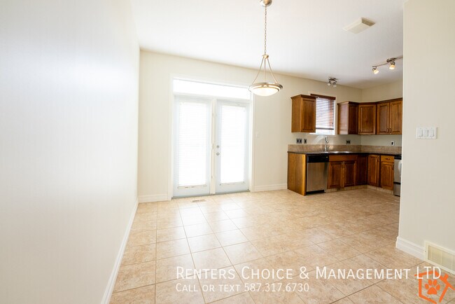 Building Photo - Pet Friendly, 3 Bedroom Townhouse With  As...