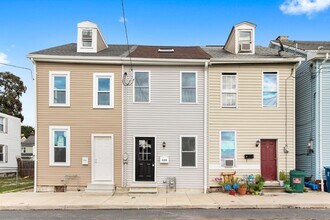 Building Photo - 125 Bethel St