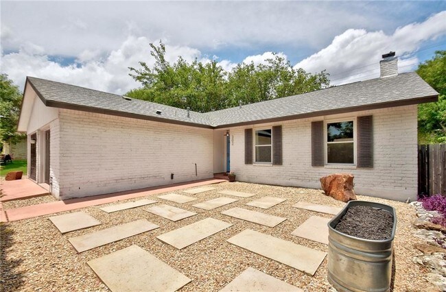 Building Photo - 302 Skyloop Dr