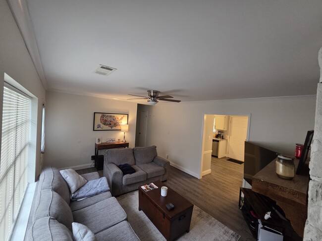 Building Photo - 128 Bluegrass Dr