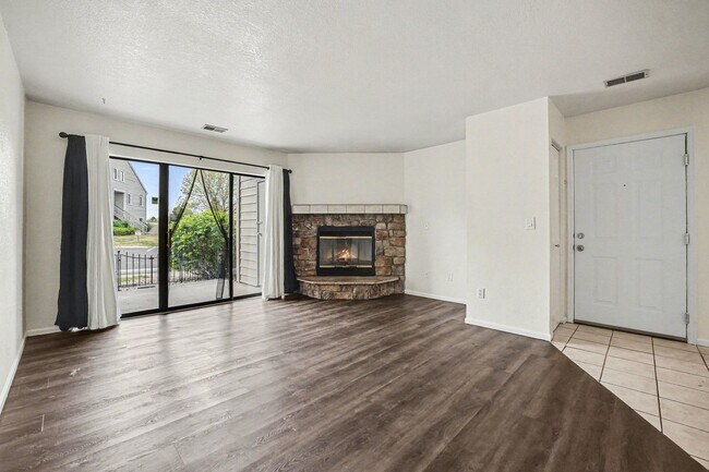 Foto del edificio - Updated 2 Bedroom 2 Bathroom Condo in Lakewood!