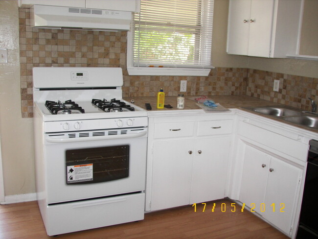 Foto del edificio - 2 Bed Plus - dishwasher, w/d, stove, refri...