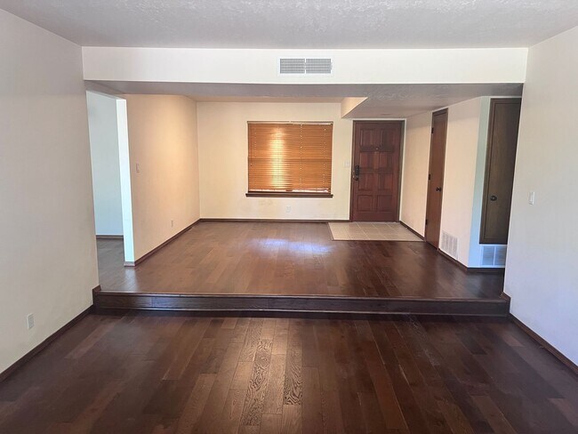 Building Photo - Great location.  3 Br, 2 Bath, 3 living ar...
