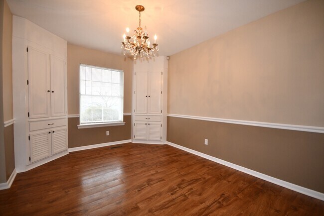 Building Photo - 6 N Crest Rd