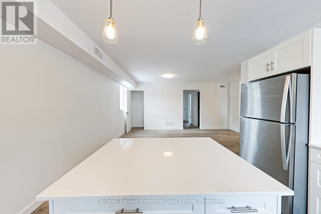 Photo du bâtiment - 740-740 10th St W