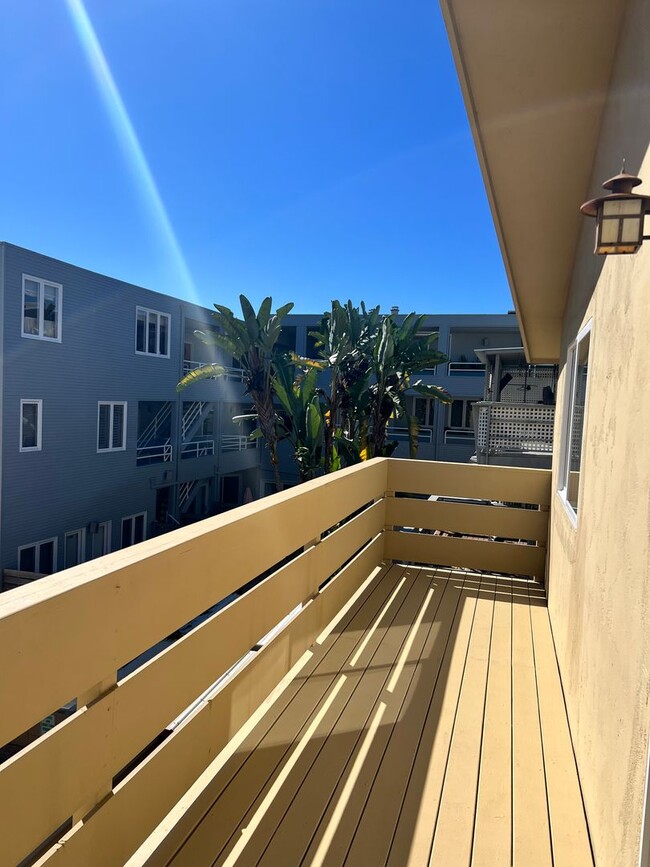 Building Photo - La Playa 2 bedroom, 1 bath Walking Distanc...