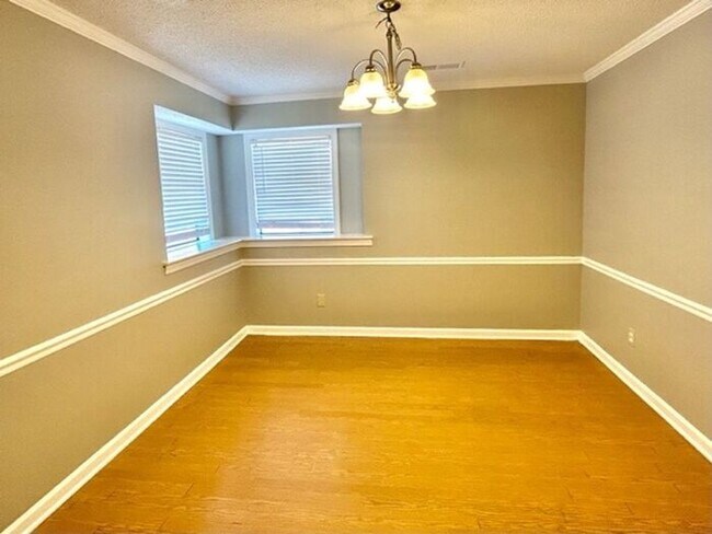 Foto del edificio - Now leasing a spacious 4-bedroom 2 bath ho...