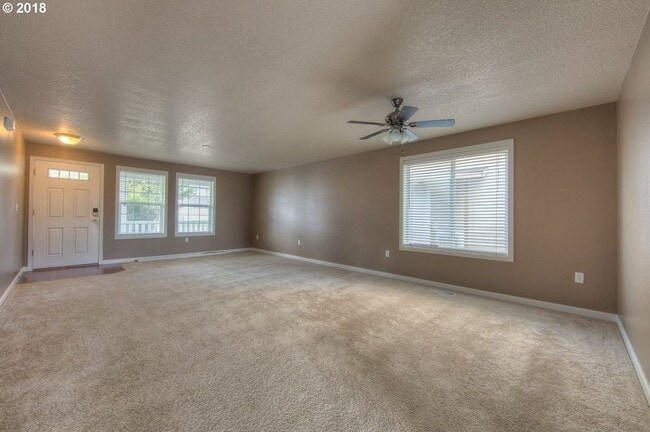 Building Photo - Spacious 4 Bedroom East County Home With C...
