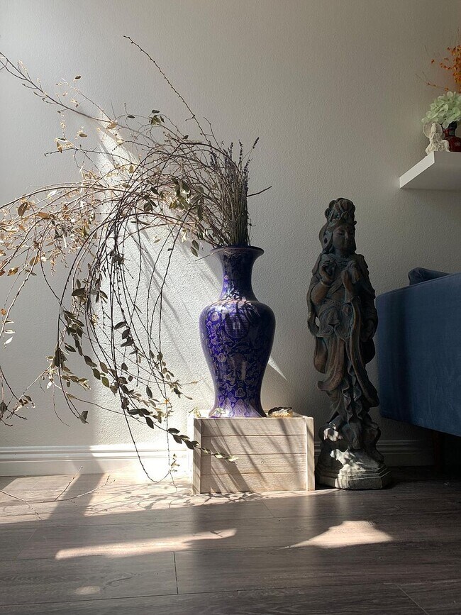 Natural lighting in living room - 17711 Margate St