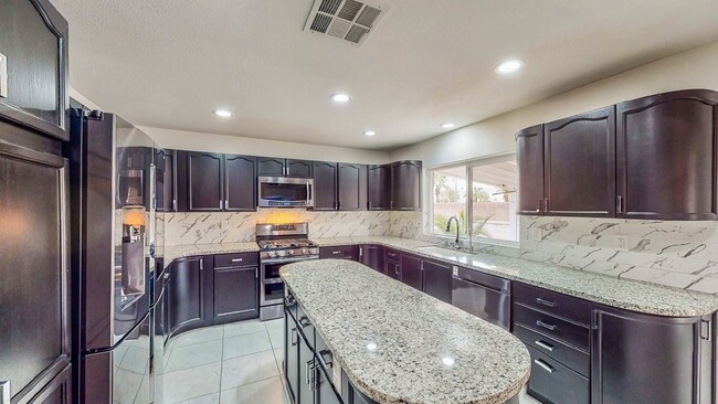 Building Photo - BEAUTIFUL SPACIOUS 3 BEDROOM 2 1/2 BATH HO...