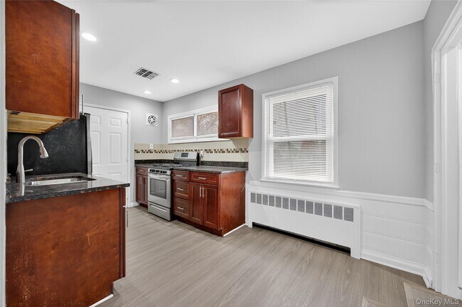 Foto del edificio - 552 Old Country Rd