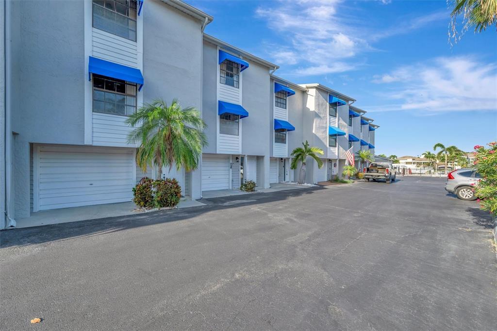 Foto principal - 745 Pinellas Bayway S