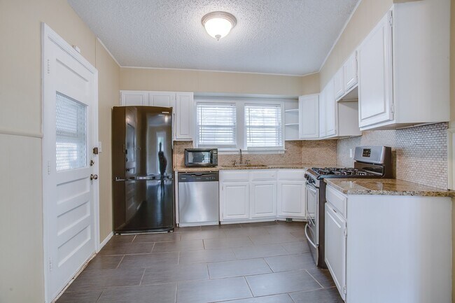 Building Photo - Pre-leasing for July!