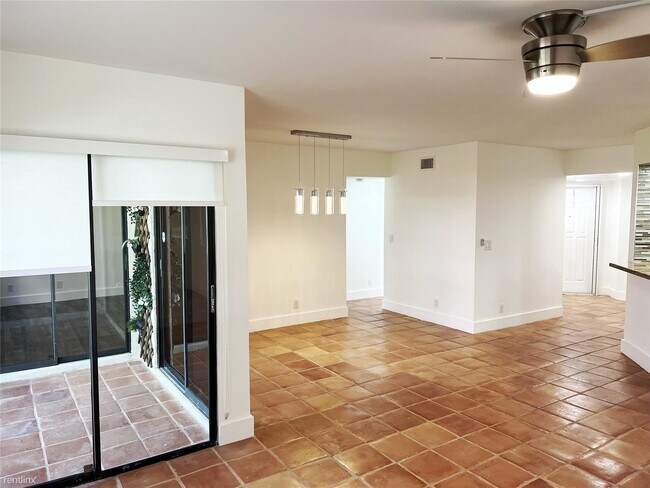 Building Photo - 2 br, 2 bath Townhome - 8136 NW 15th Mnr