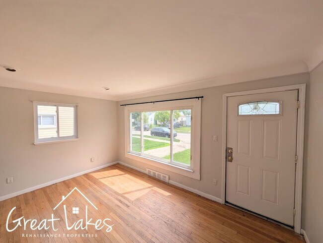 Foto del edificio - Charming 3 Bedroom 2 Bathroom now availabl...