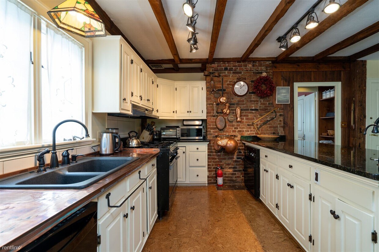 Primary Photo - 3 br, 2.5 bath House - 49 Sheafe St