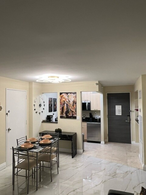 Área de comedor - 2670 E Sunrise Blvd