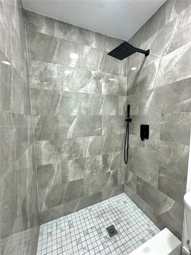 Foto del edificio - 1211 W 34th St