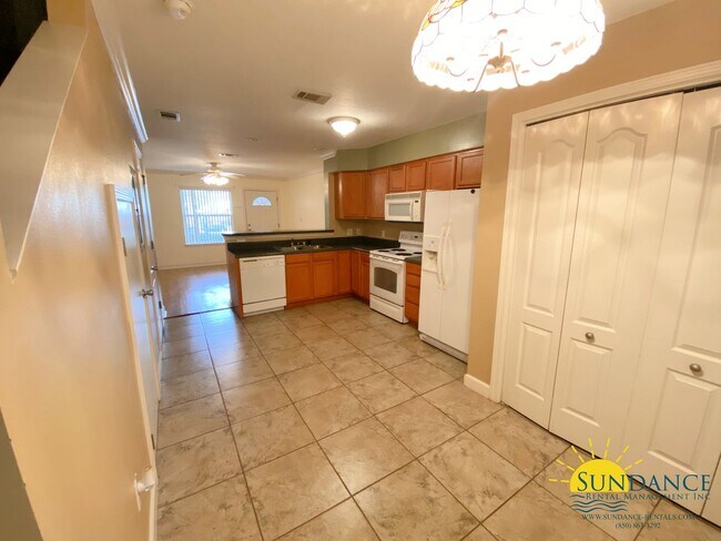 Building Photo - Great 2 Bedroom Townhouse In Niceville