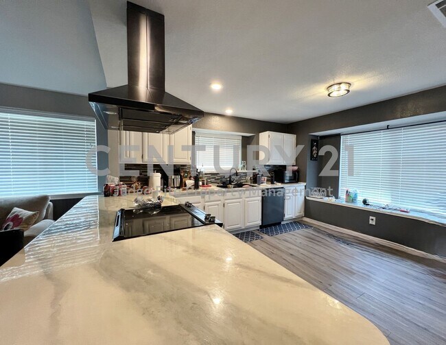 Building Photo - Stylish and Updated 3/2/2 in Bedford For R...