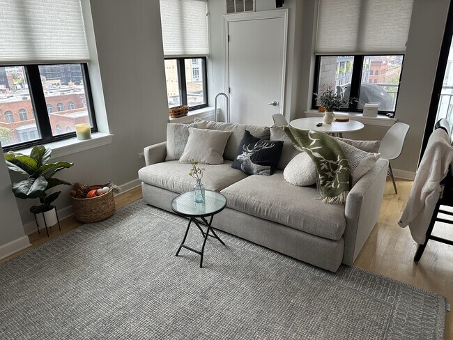Foto del edificio - 451 W Huron St