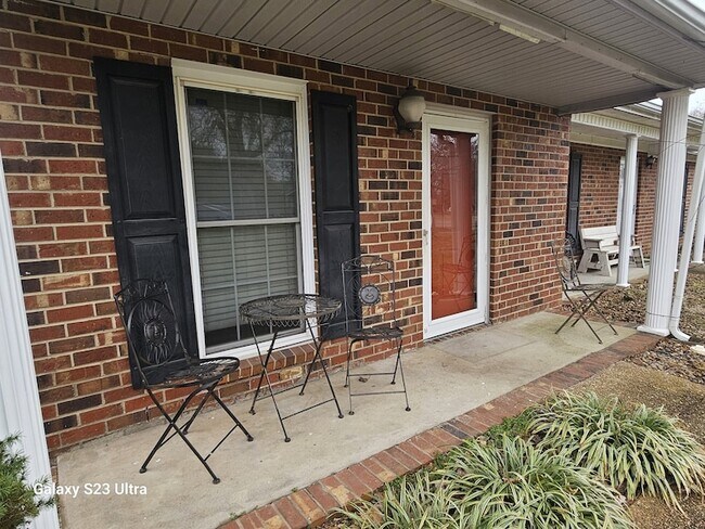 Foto del edificio - 615 Lilly Ln