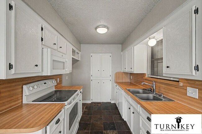 Foto del edificio - Cozy 3/2 Burleson Charmer | Wood-Burning Fireplace | 2-Car Garage | Pet-Friendly