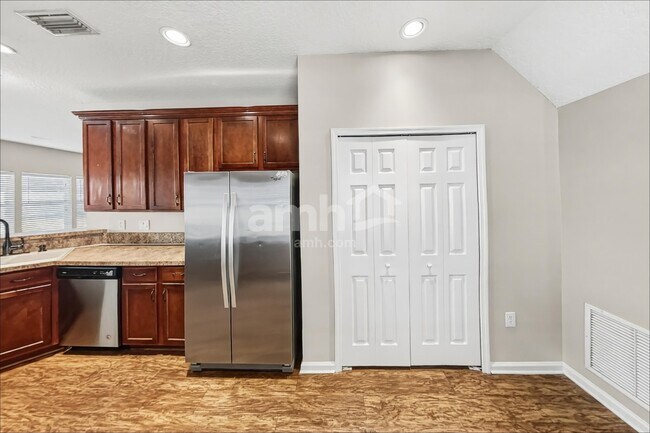 Foto del edificio - 2724 Creekfront Dr