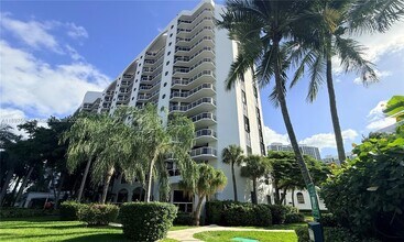 Building Photo - 3610 Yacht Club Dr