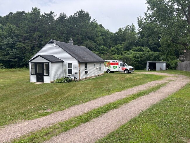 Building Photo - 252 River Rd